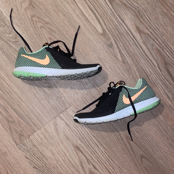 〰SOLD〰Nike Flex Experience RN 6 Black/Sunset Glow - Picture 2 of 7